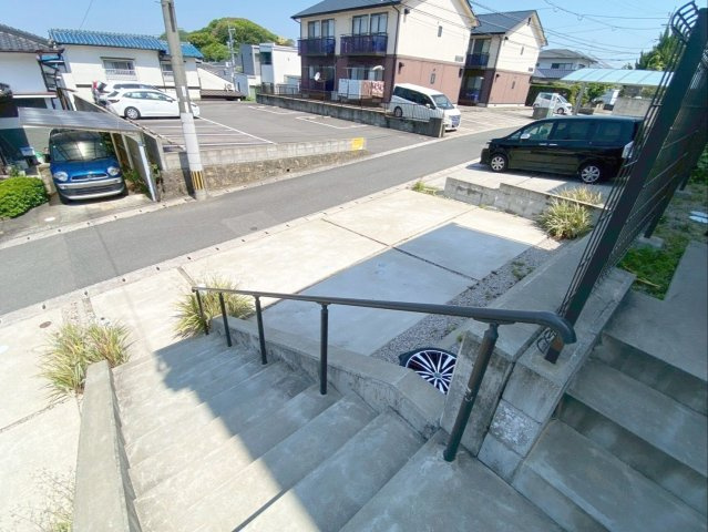 玄関アプローチの外階段は手すり付きです！