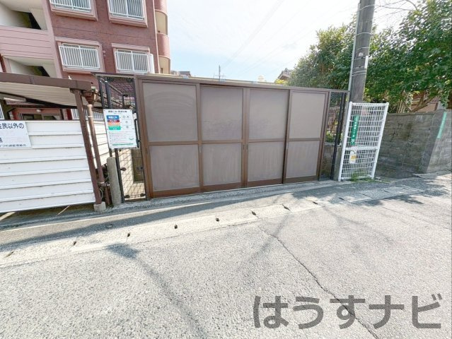 扉付きの敷地内ゴミ置き場で、見た目にも配慮されています！