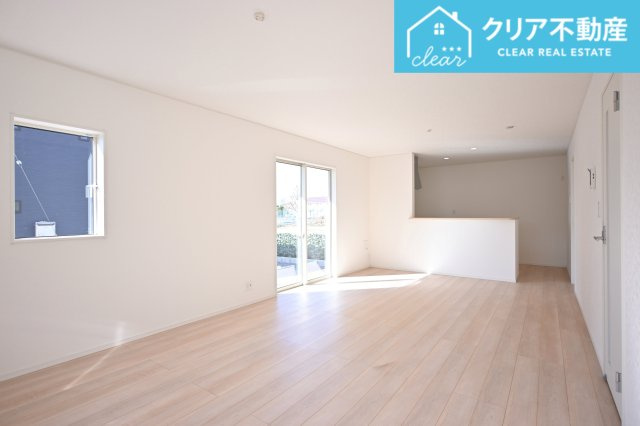 大きな窓で明るく過ごしやすいリビングダイニング！