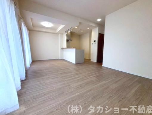 家族が集まるリビングは明るく広々しております!!