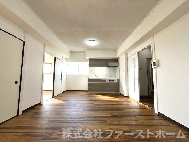 木目調のフローリングとキッチンが暖かく落ち着いた空間が広がります。