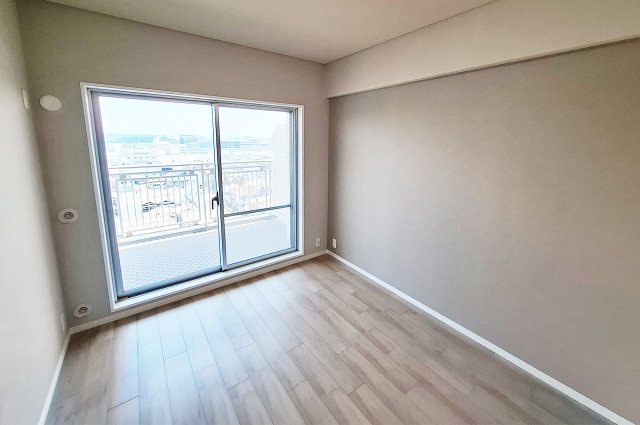 洋室3：南東向きバルコニーへの出入りが可能な明るいお部屋です。
