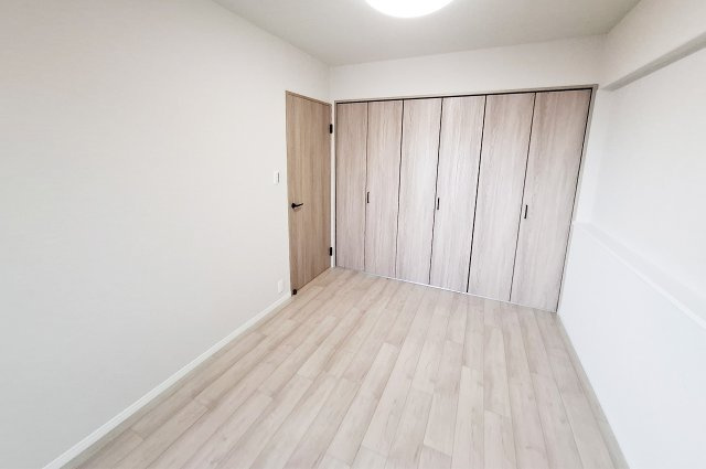 洋室1：クロスやフローリングを貼替えるなどリフォーム済み。きれいなお部屋で気持ちよく過ごせます。