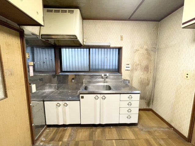 標準的なシステムキッチンの横幅は、165cm～300cm程度です。2100・2400・2550・2700などミリ単位で表記されます。普段どのように料理をするのかを想定しながら合ったサイズを選びましょう