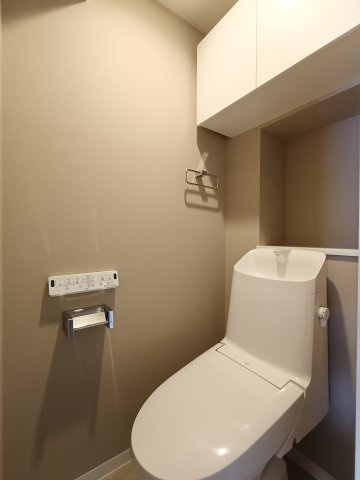 【トイレ】　洗浄機能付きトイレ。上部には収納付で、トイレットペーパー等、買い置きもしやすそうです。