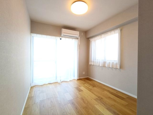 【洋室約5.5帖】　収納力がたっぷりのこちらのお部屋は主寝室向き。出かける準備や大切なお荷物を保管したりと便利にお使いいただけます。