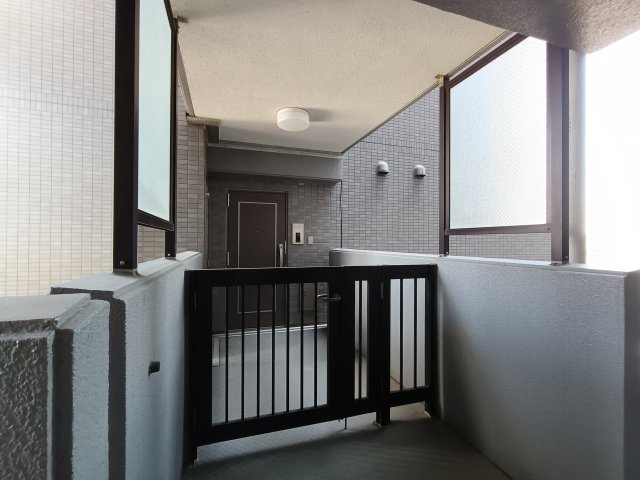 【玄関ポーチ】　戸建ての門構えのような印象を与え、プライバシー保護に。