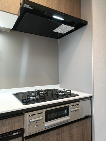 【3口コンロ】　ガスコンロは広々使える3口コンロを採用しました。複数の料理を同時に作れるため、時間を有効活用することができます。