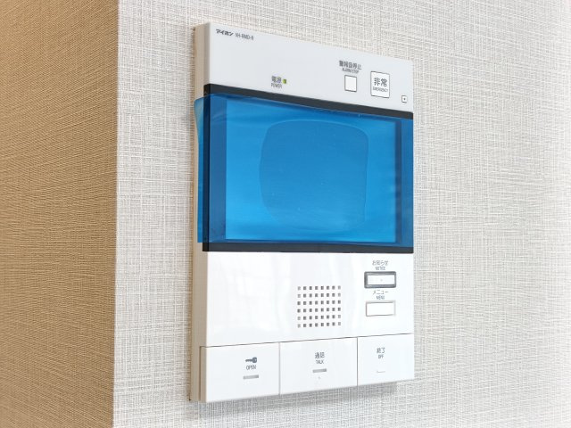 【TVモニター付きインターフォン】　訪問者の顔を見ることができるので、安心してドアを開けられます。