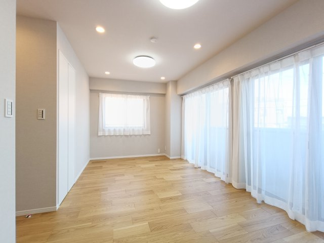 【LDK約12.8帖】　大きな窓があることによって、外との一体感が生まれ、空間をより広く見せる役目を果たしているとともに、窓から見える緑や、外の景色もデザインに取り込まれているかのようです。