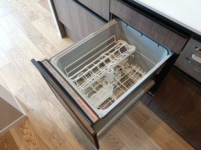 【食洗器】　手肌に優しく、家事の時短にもなる食洗機を完備。