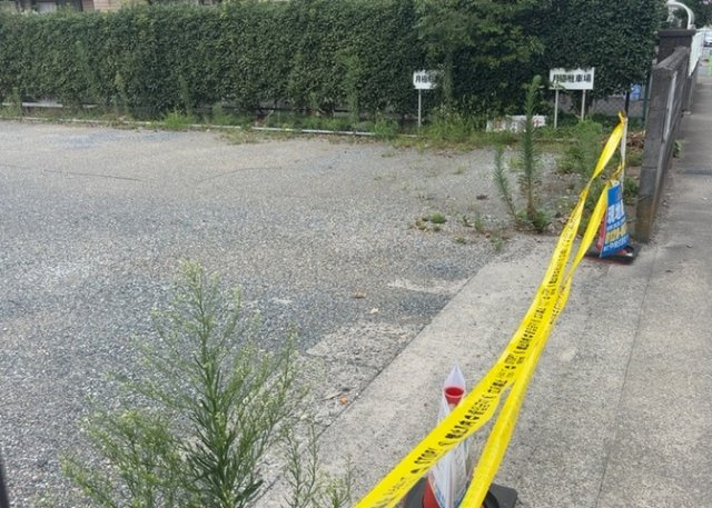 家を建てる場合、方位は要チェックです。現実的に日当たりのよい家ならばリビングは南側、建築基準法でも北側に当たる家への配慮は求められています。土地を見学に行く際は、方位磁針を持って行くようにしましょう。
