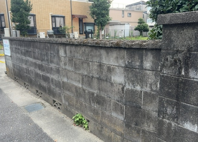 土地の前の道路に消火栓が設置されていることがあります。この場合、道路交通法第45条第1項により、駐車禁止の場所が指定されています。そのため、車庫などの駐車スペースをつくることができない場合があります。