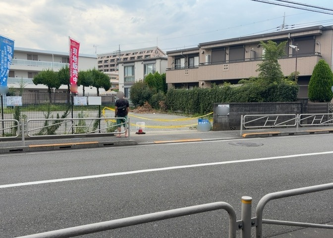現地に行くなら、物件の周囲の地形がどうなっているかを見ることも大切です。周辺より低くなっている土地では、大雨などで水が集まりやすいため、地盤が弱くなっているということも考えられるため、注意が必要です。