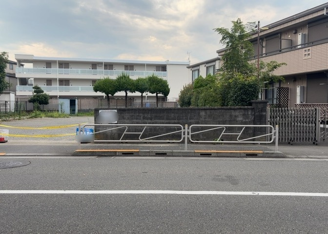 土地購入を検討されている場合、境界杭がない状態で購入してしまうと境界確定測量をする必要があり、費用がかかります。購入の前に、売主、隣土地所有者立ち合いのもと境界を確定し境界杭を設置するのがベストです。