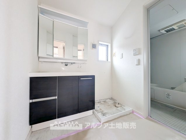 【Powder　room】　◆独立洗面台◆朝の身支度や帰宅後の手洗いも快適に行える独立洗面台。収納スペースも備えており、洗面用品をすっきり整理できる使い勝手の良い空間です。