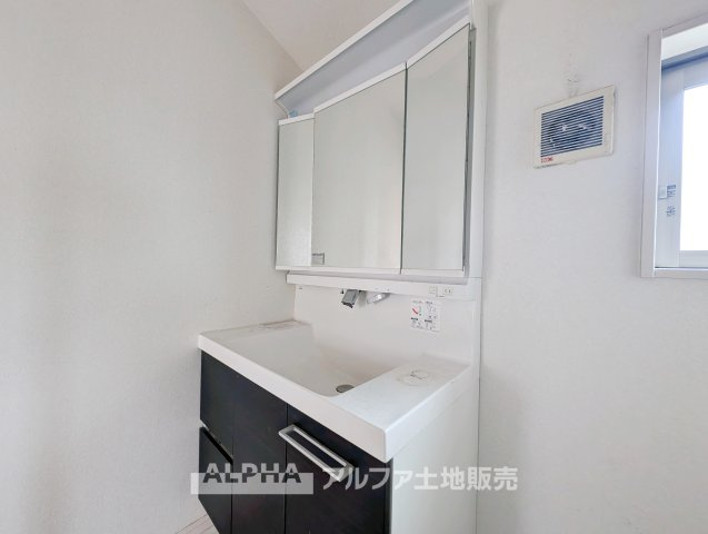 【Laundry　space】　◆ランドリースペース◆洗濯から乾燥までを効率よくこなせる家事空間。浴室換気乾燥機を備えており、外干しが難しい日でも快適に洗濯物を乾かせます。