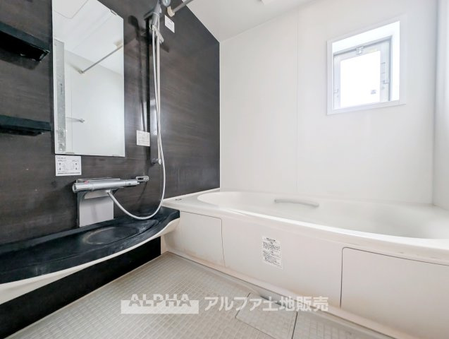 【Bathroom　ventilation　dryer】　◆浴室換気乾燥機◆雨に日に洗濯物を乾かせ同時に室内を乾燥させカビの発生を抑制。暖房機機能で入浴前に暖めヒートショック現象を抑える事も出来ます。