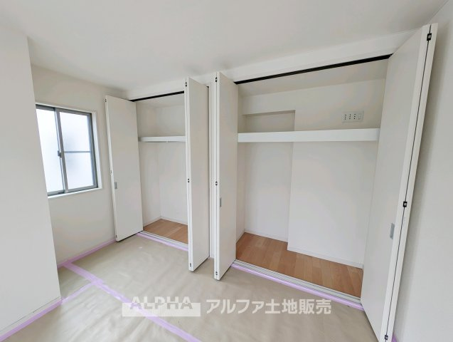 【multi　room】　◆多用途に使える一室◆収納やワークスペースとしても活用できる洋室。家族構成やライフスタイルに合わせて柔軟に使える空間です。