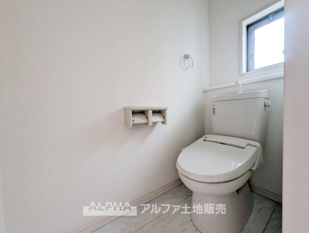 【Warm　water　flush　toilet】　◆温水洗浄便座付きトイレ◆お掃除も楽々。快適に過ごすためには今や欠かせない設備の一つです。壁掛けリモコンで使いやすくいつでも清潔に保てます。