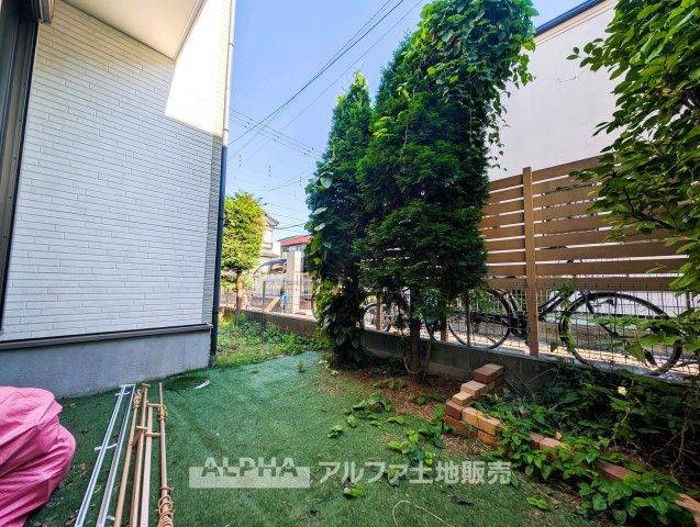 【Garden】　◆庭◆住まいに心地よい開放感を添える庭スペース。お子さまの遊び場や愛犬との時間、休日のティータイムなど、暮らしの楽しみが自然と広がる場所です。