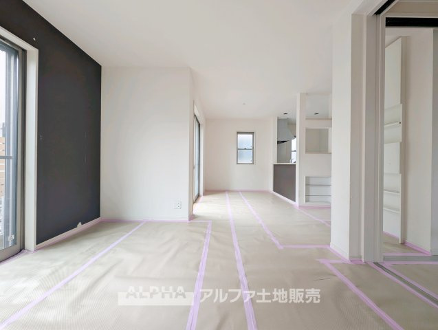 【Daily　Scene】　◆暮らしをつなぐ場所◆　「おはよう」から「おやすみ」まで、一日のさまざまな時間が交差するリビング。家族の何気ない毎日を、心地よく支える空間です。