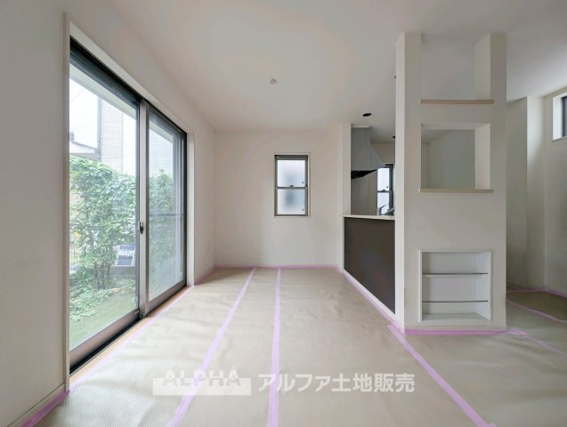 【Living　Room】　◆家族時間を育む◆　朝は食卓を囲み、昼はお子様の遊び場、夜は家族団らんのひととき。時間帯ごとに異なる役割を担い、暮らしの中心となるリビングです。