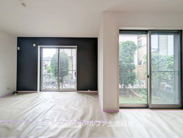 【Living　Room】　◆家族時間を育む◆　朝は食卓を囲み、昼はお子様の遊び場、夜は家族団らんのひととき。時間帯ごとに異なる役割を担い、暮らしの中心となるリビングです。