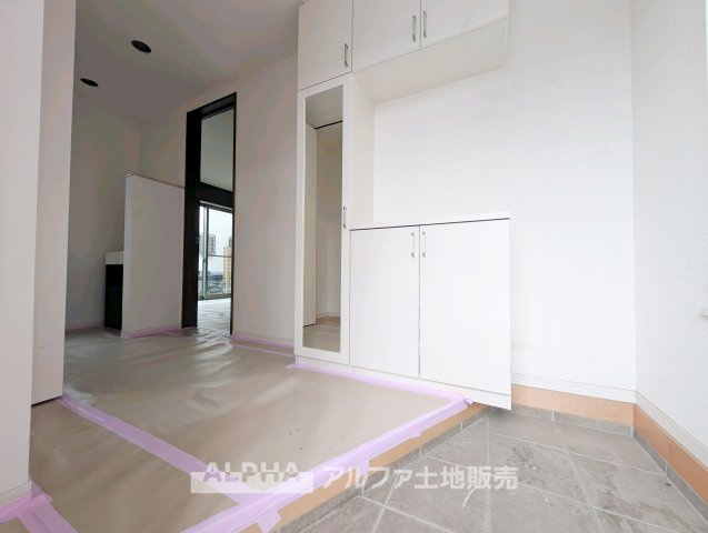 【Welcome　Space】　◆玄関◆帰宅時にほっとできる、穏やかな空気感の玄関。整った空間が日々の切り替えを自然にサポートし、来客時にも好印象を与えます。