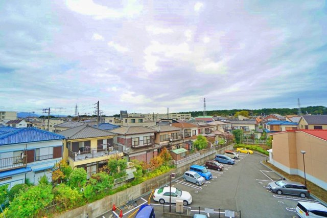 前面に高い建物がなく、視界が抜けた開放感のあるロケーション。陽当たりや通風も良好で、のびやかな景色を楽しみながら快適に暮らせます。
