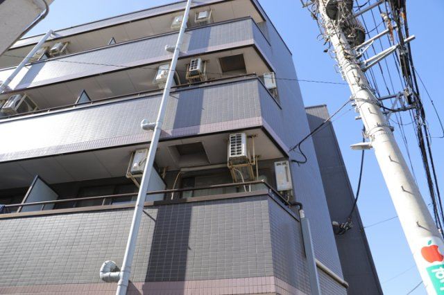道幅が広い場所は日当たりや風通が良好です。幅が広いのですれ違いも可能ですし大きな車でも駐車可能！一方で、大型車が通ることも多くなるため交通量の増加により騒音に繋がります。また土地の値段が高くなります。