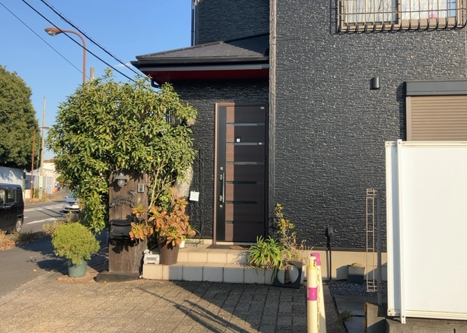 玄関は家の顔でもあり、家族以外の目にも止まる場所です。玄関は外との間を仕切る扉、靴などをしまっておく収納スペース、靴脱ぎのたたきスペース、来客とのやり取りをするドアホンなど複数のアイテムからなります。