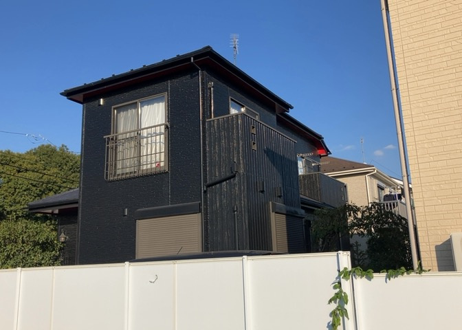 バルコニーは、室外の専用スペースのうち、「屋根がなく開放された空間」であるものを指します。ベランダより広いタイプのものが多く、日当たりもよいため家庭菜園などを楽しみたい人にとって適した環境となります。