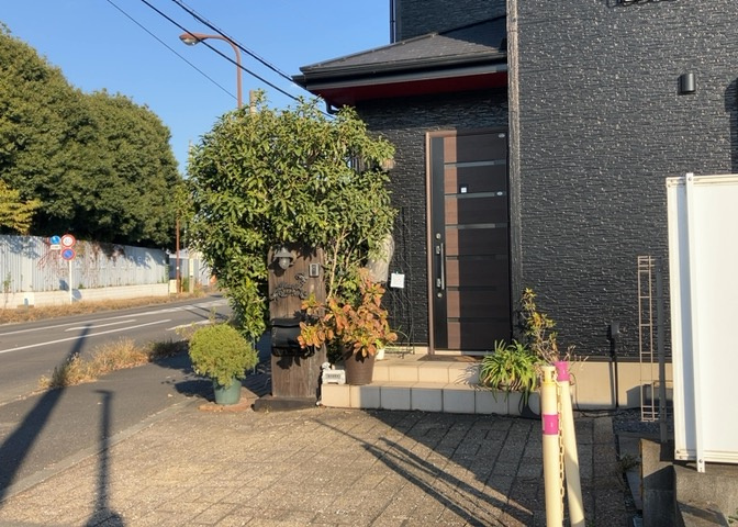 玄関ポーチにおいて最も重視すべきと言っても良いのが広さです。適切な広さの玄関ポーチでないと外見的なバランスは崩れてしまいますし、何より使いにくくなってしまいますので、現地で実際に下見をしてみましょう！
