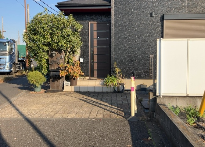 床下換気口は、床下に湿気がこもることを防ぎ、効果的に換気を行うために設置されています。床下換気口が設置されていない建物は、基礎パッキング工法などにより換気を行なっています。詳細は現地でご確認ください。