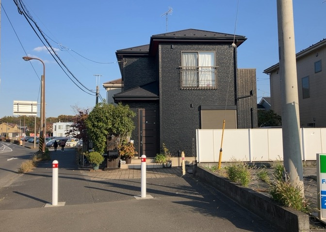 南側道路の場合は長い時間光を入れ込むことができるため、庭やリビングを道路側に持ってくることが多く土地価格も高い傾向にあります。一方北側道路だとリビングや庭が南側になりプライバシーを守ることができます。