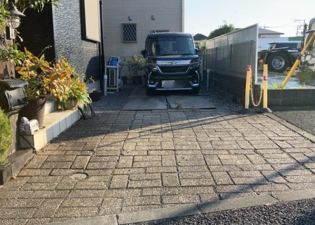車一台あたりに必要なスペースは、標準サイズの普通自動車で横幅2m50cm、長さ5mは必要になります。ただし、乗降のことも考慮して横幅3m30cm、長さ5m50cmほどは確保できるところを選びましょう。