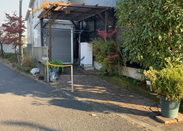 庭のある家に住むことのメリットとして、子どもたちの遊び場を確保できること、ガーデニングや家庭菜園を楽しめること、明るさを確保できることがあります。また、配置を工夫することでプライバシーが確保できます。