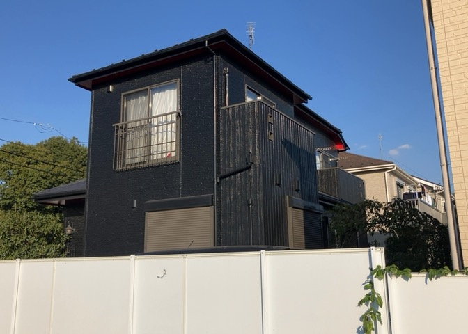 バルコニーは、建物内から室外へ楽に出入りできる便利なスペースです。また、バルコニーには手すりを付けることが義務付けられており、手すりの高さは110cm以上で施工することが建築基準法で定められています。