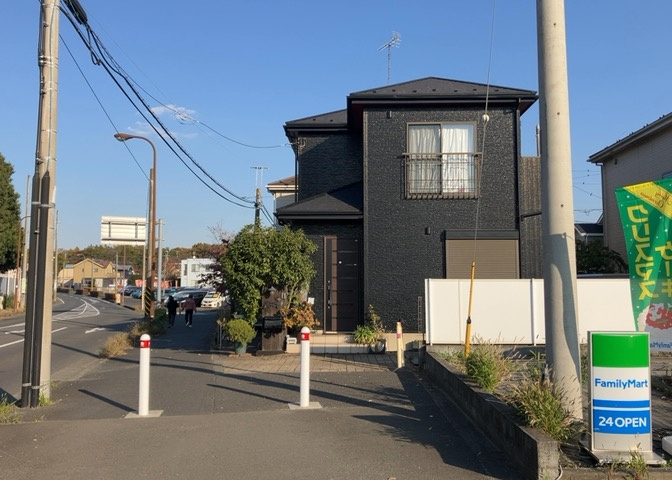 住宅用の土地では前面道路に2m以上接していなければならないと法律で定められています。しかし、お持ちの車のサイズやライフスタイルなどにより、2mでは利便が悪い場合もございますので、事前に確認しましょう。