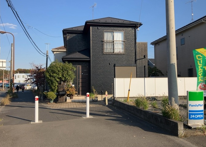 道幅が広い場所は日当たりや風通が良好です。幅が広いのですれ違いも可能ですし大きな車でも駐車可能！一方で、大型車が通ることも多くなるため交通量の増加により騒音に繋がります。また土地の値段が高くなります。