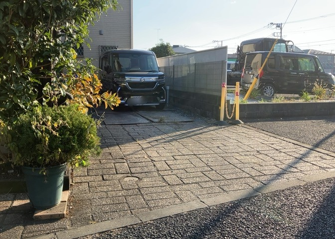 駐車場と明記されていても、最小スペースでつくられた駐車場だと大型車は駐車できなかったり、出入りしにくくなったりする可能性があります。お車のサイズと購入したい物件の駐車場のサイズを現地で確認しましょう。