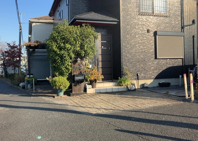 庭があることでガーデニングや家庭菜園はもちろん、こどもの遊び場やペットを放して遊ぶことができます。また、家の周囲に余裕があるということです。隣地との間があれば、十分な日当たりと、風通しが確保できます。