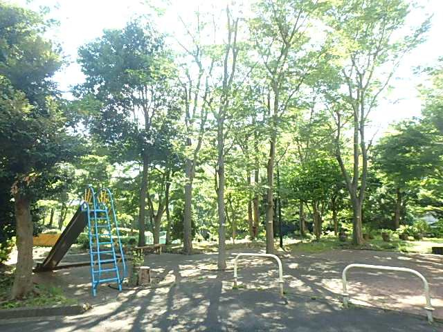 棟下にはちいさな公園有り、若葉台の敷地内には大小おおくの公園が点在しています