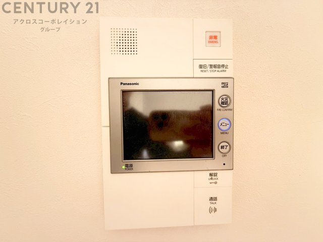 訪問者が来たときにテレビ画面で確認できるため、安心してドアを開けられます。録画機能があるものもあり、留守中に来訪者を記録しておくことができます。利便性が高く、セキュリティ面でも安心です。