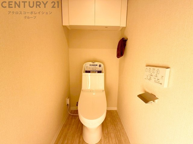 温水洗浄便座付トイレは温水洗浄機能により、暖かい水でおしりを洗浄することができ、冷たい水を使う従来の便座に比べ、温水洗浄機能で暖かいトイレを提供し、快適な使用を可能にします。