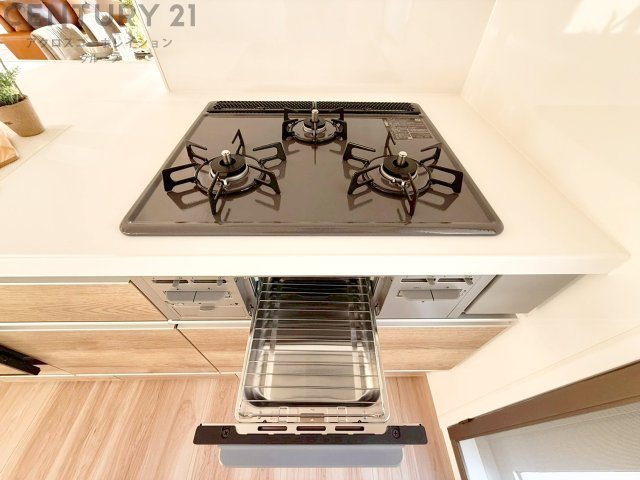 多数の調理器具を同時に使用でき、料理の効率化が可能。省エネで節約になり、様々な料理スタイルに適応できます。また、火力調整が独立しており、手入れや掃除もしやすく、今よりもっとお料理が楽しくなるかも。