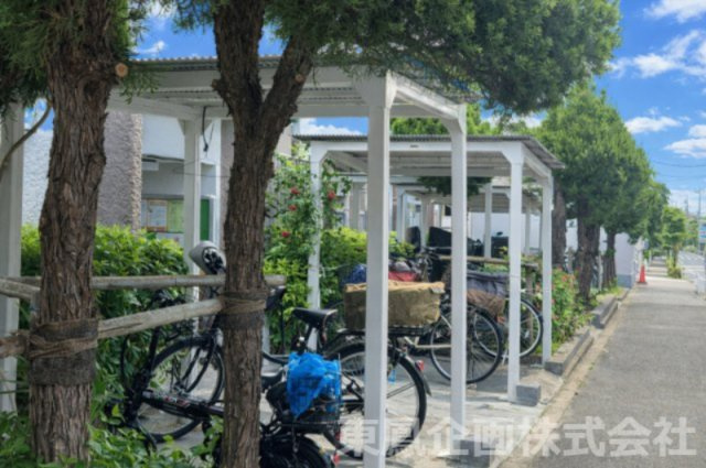 駐輪場：子供用100円／月、大人用200円／月　バイク置場：250円～400円／月