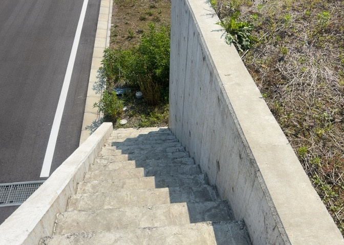 家を建てる場合、方位は要チェックです。現実的に日当たりのよい家ならばリビングは南側、建築基準法でも北側に当たる家への配慮は求められています。土地を見学に行く際は、方位磁針を持って行くようにしましょう。