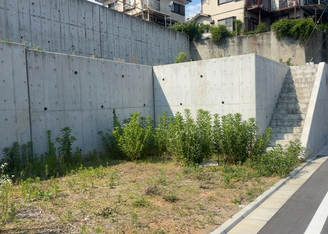 現地に行くなら、物件の周囲の地形がどうなっているかを見ることも大切です。周辺より低くなっている土地では、大雨などで水が集まりやすいため、地盤が弱くなっているということも考えられるため、注意が必要です。